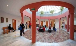 El Centro Municipal de Formación Permanente ha abierto el plazo de matriculación para dos nuevos cursos monográficos, inglés e informática, que se desarrollarán en horario de mañana. 