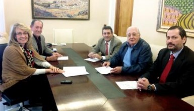  Paloma García Gálvez, ha suscrito hoy un convenio de colaboración con el presidente de la urbanización Torremar, Luis Fernández Medina, centrado en la asunción municipal de los costes derivados del alumbrado público de la red perteneciente al sistema general viario de la zona residencial. Por su parte, la comunidad de propietarios se compromete al mantenimiento y conservación de los elementos materiales de dicho alumbrado público, tales como conductores y luminarias