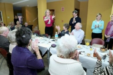 La regidora, Paloma García Gálvez, compartió con más de 40 residentes foráneos una merienda navideña en el Centro de Día ‘Silvestre González’.