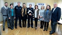 Responsables del Cuerpo Nacional de Policía han mantenido hoy un encuentro con la Asociación de Comerciantes y Empresarios de Benalmádena (ACEB) para informarles sobre los términos de la campaña ‘Comercio Seguro 2013’, centrada en garantizar la seguridad dentro del sector comercial en estas fechas navideñas donde se realizan un gran número de compras en los establecimientos. 