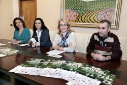 El Estadio Ciudad de Málaga acogerá el próximo 26 de diciembre el ‘Partido por la Vida’, un evento organizado por el colectivo La Biznaga Azul -asociación cultural de la Policía Nacional- y que tendrá como objetivo fondos que se destinarán a la causa de la pequeña benalmadense Idaira Osuna, que sufre una grave enfermedad degenerativa denominada Atrofia Muscular Espinal (AME) para la cual necesita un costoso tratamiento de fisioterapia que le ayude a mantener su bienestar y calidad de vida. 