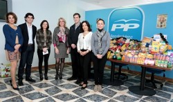 Los populares han recaudado numerosos alimentos de primera necesidad que se repartirán entre los vecinos de Benalmádenas con menos recursos a través de Cáritas