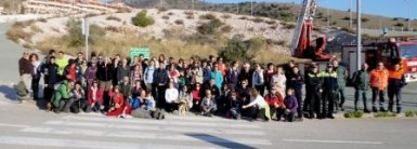 Cerca de un centenar de personas participaron el pasado domingo en una jornada de senderismo por el Monte Calamorro, organizada por un grupo de senderistas del municipio, con la colaboración de las delegaciones de Medio Ambiente y Participación Ciudadana del Ayuntamiento de Benalmádena, y centrada en recaudar fondos a beneficio de la Fundación Cudeca.