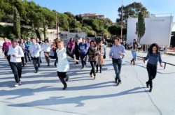 La Delegación de Participación Ciudadana, en colaboración con el Área de Juventud, organizó el pasado fin de semana el evento ‘Baile Latino en Benalmádena’, que consistió en la grabación de un videoclip en los lugares más emblemáticos del municipio. 
