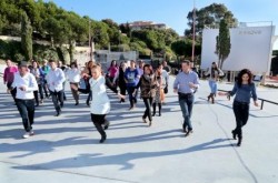 La Delegación de Participación Ciudadana, en colaboración con el Área de Juventud, organizó el pasado fin de semana el evento ‘Baile Latino en Benalmádena’, que consistió en la grabación de un videoclip en los lugares más emblemáticos del municipio.