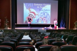 La alcaldesa, Paloma García Gálvez, presidió ayer la gala de entrega de premios de los distintos concursos y certámenes convocados desde el Área de Educación y Cultura del Ayuntamiento de Benalmádena, centrados en potenciar las fiestas y las tradiciones navideñas: el XVIII Certamen de Relatos de Navidad ‘Joana Latorre’, el XVI Certamen de Dulces de Navidad y el XIX Certamen de Belenes. 