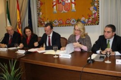 La alcaldesa de Benalmádena, Paloma García Gálvez, ha firmado un convenio para la creación de un servicio de atención al turista extranjero en la localidad
