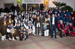   El evento contó con la asistencia de cerca de 200 personas, que no quisieron perderse un amplio repertorio de villancicos cuyos orígenes, en algunos casos, se pierden en el tiempo. Este año, como novedad, el certamen tuvo además un carácter solidario, pues el público tuvo la oportunidad de donar alimentos no perecederos que Cáritas se encargará de repartir durante estos días entre las personas más necesitadas.