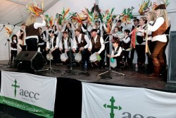 Alrededor de 300 personas se dieron cita en la tarde de ayer en la Plaza del Alguacil de Benalmádena Pueblo para asistir a la celebración de la ‘zambombá’ organizada con el fin de recaudar fondos para la Asociación Española Contra el Cáncer (AECC).