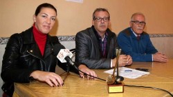 El primer teniente alcalde y concejal de Bienestar Social, Francisco Salido, junto al representante del Comedor Social, Antonio Relinque y la presidenta del equipo femenino del Club de Raqueta Valssport, Rosa Dios, ha estado presente en la entrega que el club ha hecho de la recaudación del pasado torneo benéfico a la Asociación Comedor Social.