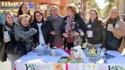El primer teniente de alcalde y concejal de Bienestar Social, Francisco Salido ha acudido junto a la presidenta de la Asociación, Pilar Oliva y varios voluntarios, a la cuestación que APROBE ha llevado a cabo en la mañana de hoy en la Adva Blas Infante, con motivo del pasado día de San Antón.