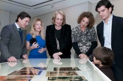  La alcaldesa de Benalmádena, Paloma García Gálvez, inauguró el pasado viernes la exposición ‘Fotogramas de Posguerra (1946-1962)’, la primera muestra que organiza el Centro Cultural ‘La Térmica’ de la Diputación Provincial de Málaga en el municipio y que acoge el Centro de Exposiciones de la Costa.