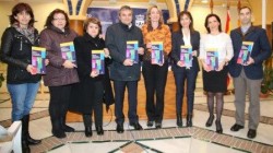 La alcaldesa, Paloma García Gálvez, presidió ayer la presentación de la nueva Guía de Asociaciones de Benalmádena. Una herramienta esencial para informar sobre los distintos colectivos sociales, culturales, deportivos y de otras índoles que trabajan en el municipio y que conforman el tejido asociativo, y para conseguir la participación real y efectiva de la ciudadanía en un asociacionismo dinámico.