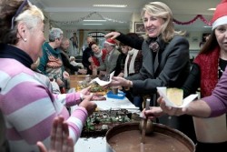 La alcaldesa de Benalmádena, Paloma García Gálvez, ha agradecido hoy la generosidad y la implicación que han demostrado todos los vecinos del municipio en las iniciativas solidarias puestas en marcha por diferentes colectivos sociales, culturales y deportivos del municipio.