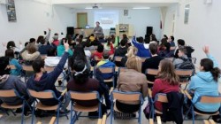 La concejala de Educación, Yolanda Peña, ha acompañado hoy a los alumnos del Instituto de Enseñanza Secundaria (IES) ‘Ibn Al-Baytar’ de Arroyo de la Miel durante una charla sobra la importancia de la participación ciudadana, ofrecida por el sociólogo Antonio Carrillo. 