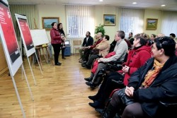 Alrededor de medio centenar de profesionales del sector sanitario de la Costa del Sol, así como representantes de colectivos sociales y sanitarios, asistieron ayer a la primera actividad del Colegio Oficial de Médicos de Benalmádena: una charla sobre  bioneuroemoción.