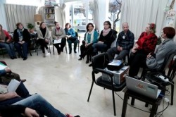 Las concejalas de Participación Ciudadana y Sanidad, Ana Macías e Inmaculada Hernández, respectivamente, han asistido hoy a la clausura del curso de voluntariado organizado por la Asociación Española Contra el Cáncer (AECC), que se celebra desde ayer en su sede.