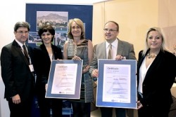 La alcaldesa de Benalmádena, Paloma García Gálvez, presidió ayer en la Feria Internacional de Turismo (FITUR) el acto de entrega de las certificaciones ISO por su implantación del Sistema de Gestión de Calidad y Medio Ambiente a la empresa Índigo DMC Group, una agencia de viajes con sede en el municipio y con más de 25 años de experiencia .