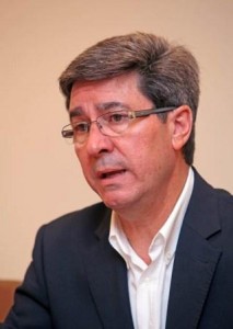 El concejal de Residentes Extranjeros del Ayuntamiento de Benalmádena, Adolfo Fernández, ha informado hoy de que “todos los ciudadanos comunitarios mayores de edad podrán ejercer su derecho al voto en las próximas elecciones al Parlamento Europeo, que se celebrarán el 25 de mayo de 2014, sin necesidad de estar en sus países de origen”.