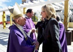 La alcaldesa de Benalmádena, Paloma García Gálvez, ha asistido hoy a la misa funeral por el párroco Antonio Martín, que ha tenido lugar en la Iglesia Virgen del Carmen, de Benalmádena Costa.