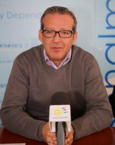 El primer teniente de alcalde y concejal de Bienestar Social, Francisco Salido, ha hecho entrega de los premios del concurso “Cartas de Amor” en el Centro de día Anica Torres, junto a la concejala de Cultura Yolanda Peña y el asesor de tercera edad, Francisco Cañete. 