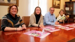 El primer teniente de alcalde y concejal de Bienestar Social, Francisco Salido, Inmaculada Hernández, concejala de Sanidad, y Pilar Oliva, presidenta de APROBE, han presentado hoy, en rueda de prensa, el III Concurso Solidario Canino, organizado por APROBE, que constará de varias categorías como son, al perro mas guapo, al mas hábil y al más original