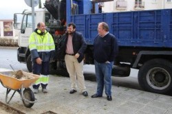 La Delegación de Servicios Operativos ha iniciado los trabajos de arreglos varios de la Avenida Antonio Machado. Los trabajos se han iniciado en las cercanías de la zona de correos y están consistiendo en el arreglo de solería, que estaba suelta y levantada en algunos casos, con el consiguiente peligro para los peatones que transitan por esa zona.