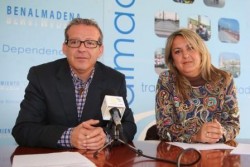 El primer teniente de alcalde y concejal de Bienestar Social, Francisco Salido, ha presentado en rueda de prensa, junto a la presidenta de la Asociación Sabrin, Pilar Borrego, la colaboración que dicha Asociación llevará a cabo Alicia, una chica de 18 anos, que comenzó sus visitas al hospital con 2. Tras operarla de varios tumores benignos, hay uno de ellos que no pueden extirpar debido a su localización en el nervio óptico de uno de sus ojos.