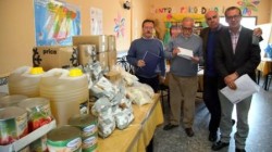  El primer teniente de alcalde y concejal de Bienestar Social, Francisco Salido, ha acudido hoy junto al presidente de ¿yo? Producto Andaluz, Bartolomé Florido,el representante de la Asociación Comedor Social, Antonio Relinque y el jefe de unidad de la delegación José Moreno a la rueda de prensa ofrecida en el Comedor, en la que se ha hecho entrega del premio obtenido en las participaciones del sorteo de “El niño” donadas por Florido a la Delegación de Bienestar Social.
