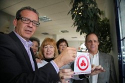 El primer Teniente de Alcalde y Consejero Delegado del Puerto, Francisco Salido, junto al Gerente de la entidad, José Manuel López Merino y la responsable de Juntos por la Paz en Benalmádena, Remedios Herrero, han presentado en rueda de prensa, la pegatina, insignia de esta agrupación.