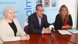 El primer teniente de alcalde y concejal de Bienestar Social, Francisco Salido, ha presentado en rueda de prensa, junto a la presidenta de la Asociación Sabrin, Pilar Borrego, y la madre del menor, Celeste, la colaboración que dicha Asociación llevará a cabo con Tomás. Tomás sufre una enfermedad degenerativa que se llama displasia epifisaria múltiple,una enfermedad rara.