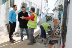 El concejal de Energía y Eficiencia, José Francisco Ruiz Fontalba, ha visitado hoy los trabajos de soterramiento del cableado aéreo que se están llevando a cabo en varios espacios públicos de Mijas Pueblo. Unas labores, que según indicó, avanzan “a buen ritmo” y que, desde hace unos días, se centran en la calle Algarrobo.