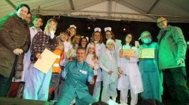 Miles de vecinos y visitantes han disfrutado con intensidad del primer fin de semana del Carnaval 2014, en el que la diversión, la música y el color han llenado las calles y las principales plazas de Arroyo de la Miel y de Benalmádena Pueblo. El humor y el ritmo de las comparsas, el entusiasmo de pequeños y adultos o la vistosidad de los disfraces han sido los principales protagonistas de los primeros días de fiesta.