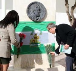 El primer teniente de alcalde y concejal de Bienestar Social, Francisco Salido, ha acudido al acto de conmemoración celebrado en la mañana de hoy, con motivo de la próxima celebración del día de Andalucía, organizado por Bartolomé Florido, presidente de ¿yo? ¡Produzco andaluz!, en la céntrica calle de Arroyo de la Miel, Blas Infante.