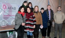 Alrededor de 200 personas asistieron el pasado sábado al bingo solidario y a la chocolatada a beneficio de la Asociación de Familiares de Enfermos de Alzheimer y Otras Demencias en Benalmádena (AFAB). El evento, que se celebró en la Plaza de la Mezquita de Arroyo de la Miel, se celebró con la finalidad de recaudar fondos para el colectivo