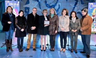 Centenares de benalmadenses se dieron cita ayer en la Plaza de la Mezquita de Arroyo de la Miel para dar la bienvenida al Carnaval 2014, que se celebrará hasta el 2 de marzo en los distintos núcleos poblacionales del municipio y que llenará las calles de originalidad, música y diversión. El pregón del Carnaval, a cargo de Isabel Menéndez, y la XIII Mejillonada dieron el pistoletazo de salida a la festividad.