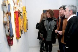 Los concejales de Residentes Extranjeros y Cultura, Adolfo Fernández y Yolanda Peña, respectivamente, asistieron el pasado viernes a la inauguración de la exposición ‘On Air’, un acto en el que se dieron cita más de medio centenar de personas para disfrutar de una muestra en la que el artista José Antonio Diazdel presenta cerca de una treintena de pinturas y esculturas de estilo expresionista