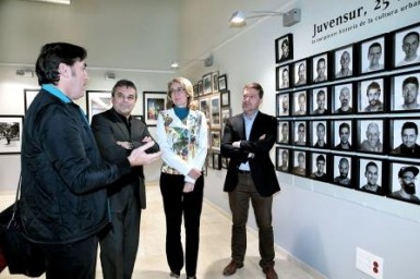 La alcaldesa de Benalmádena, Paloma García Gálvez, ha inaugurado hoy la exposición itinerante de fotografías 'Skaters & Cultura Urbana, Juvensur 25º Aniversario', que ha llegado al Parque Innova de la mano del Centro Cultural 'La Térmica' de la Diputación Provincial de Málaga, en colaboración con la Delegación de Juventud del Ayuntamiento.