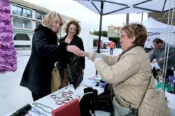 La Plaza de Pueblosol de Arroyo de la Miel acogió el pasado sábado el I Mercadillo Artesanal de Benalmádena, que estuvo dedicado a la celebración de San Valentín. Un evento organizado por la Concejalía de Cultura, con la colaboración de la Asociación Juvenil ‘Mundo Tres de Bastos’ y Animaciones Lacasitos, y en el que participaron una treintena de artesanos, tanto de Benalmádena como de los municipios limítrofes. 