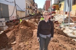 La edil de Obras e Infraestructuras del Ayuntamiento de Fuengirola, Ana Mula, ha visitado hoy la reforma integral que se está acometiendo en la calle Soldado Rafael Guerra. Allí ha anunciado que la parte de  renovación y mejora de las redes de suministros soterradas se encuentra al 85% de su ejecución, por lo que presumiblemente la actuación estará finalizada a mediados del mes de marzo. 