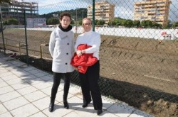 La concejala de Obras e Infraestructuras, Ana Mula, acompañada de la edil de Parques y Jardines, Dolores Buzón, ha realizado hoy una visita a las obras del que será el segundo parque canino de grandes dimensiones de la ciudad. Esta instalación se encuentra en una parcela de titularidad municipal de 3.600 metros cuadrados de superficie  ubicada entre las calles San Gabriel, San Manuel y Reyes Magos, junto al parque comercial Miramar. 