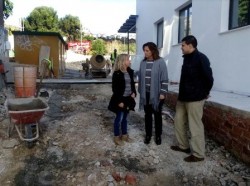 La concejala de Vías y Obras del Ayuntamiento de Benalmádena, Concha Cifrián, ha comprobado hoy las mejoras que se están llevando a cabo en las últimas semanas en la Plaza de Pueblosol, en Arroyo de la Miel, y en el acceso al edificio de Bienestar Social, unos trabajos que concluirán en los próximos días.