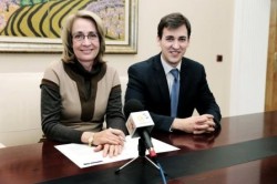 El Gobierno municipal ha alcanzado un acuerdo con una entidad bancaria para rebajar hasta los 8 millones de euros la póliza de crédito anual que suscribe el Ayuntamiento de Benalmádena, lo que supone reducir hasta la mitad respecto a hace dos años la deuda a corto plazo a la que debe hacer frente el Consistorio en cada ejercicio. 