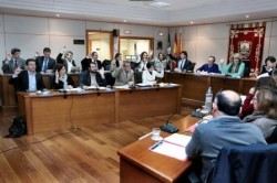 El Ayuntamiento de Benalmádena ha aprobado hoy en pleno exigir de nuevo a la Junta de Andalucía el pago inmediato de la deuda contraída con el Consistorio en materia de formación y empleo, un débito que supera el millón de euros. La Corporación municipal reclamado además al Gobierno regional a que abone el total de la Participación de los Tributos de la Comunidad Autónoma durante 2013.
