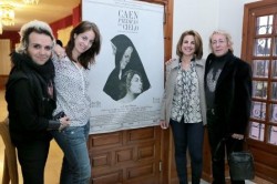 La Casa de la Cultura de Arroyo de la Miel acogió la presentación del cortometraje ‘Caen piedras del cielo’, del director malagueño Rafatal. Un proyecto cuya mayor parte de las escenas ha sido grabada en las instalaciones del Centro Cultural ‘La Térmica’ de Diputación Provincial de Málaga y que ha supuesto el debut cinematográfico de la artista Estrella Morente, que no olvida en su papel su faceta musical y que comparte cartel con la recién galardonada con el Goya Telere Pávez. 