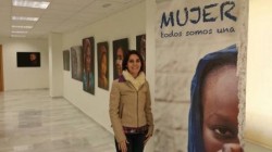 La concejala de Igualdad del Ayuntamiento de Fuengirola, Mª Luz Puentes, ha ofrecido esta mañana una rueda de prensa para informar de la exposición fotográfica "Mujer, todos somos una", del reportero gráfico de TVE, Francisco Magallón, y que ha cedido el Alto Comisionado de las Naciones Unidas para los Refugiados (ACNUR) al Ayuntamiento con motivo del Día Internacional de la Mujer.