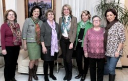La alcaldesa de Benalmádena, Paloma García Gálvez, ha recibido hoy en el Ayuntamiento a la nueva junta directiva de la Asociación de Mujeres de Arroyo de la Miel-Benalmádena, encabezada por su presidenta, Encarnación Jiménez García.