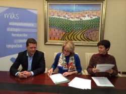 La alcaldesa de Benalmádena, Paloma García Gálvez, ha presidido hoy la firma del convenio de colaboración entre la Consejería de Economía, Innovación, Ciencia y Empleo y el Ayuntamiento, a través de la Delegación de Juventud, para poner en marcha la iniciativa ‘Andalucía Compromiso Digital’ en el Parque Innova.