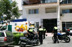 Agentes de la Policía Local de Mijas rescataron esta madrugada a un hombre y a una menor de un incendio declarado en su domicilio de la urbanización Riviera del Sol. 