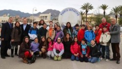 El primer teniente de alcalde y concejal de Puerto, Francisco Salido, ha recibido junto al gerente del mismo, José Manuel L. Merino, al alumnado de 6º B del Colegio ‘La Leala’, y en especial a Paola González Fernández por ser ganadora del Concurso de Christmas. 